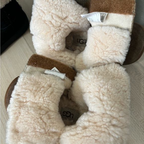Two pairs of toddler Ugg boots - Picture 4 of 9